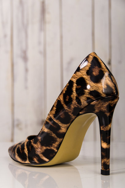 光亮高跟鞋图片下载