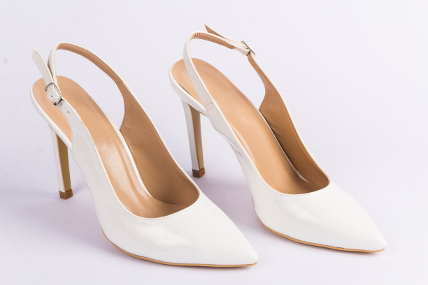有光泽的高跟鞋在白色的背景图片下载