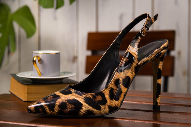 光亮高跟鞋图片下载