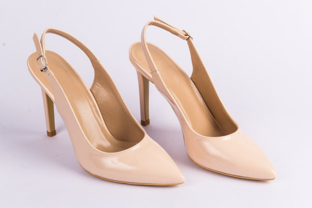 有光泽的高跟鞋在白色的背景图片下载