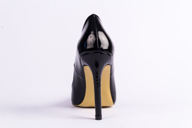 有光泽的高跟鞋在白色的背景图片下载
