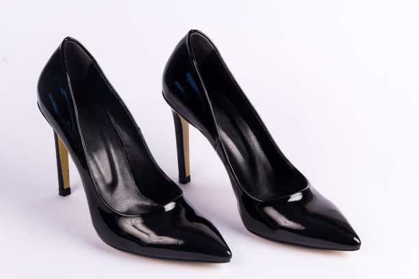 有光泽的高跟鞋在白色的背景图片下载