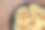 木桌上一盘美味的自制杏仁和葡萄干饼干图片下载