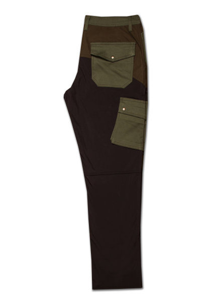 白色背景上的迷彩裤子图片下载