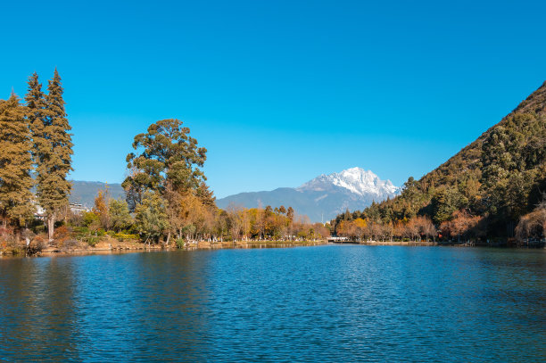 蓝天之下，玉龙雪山和中国的公园湖泊图片下载