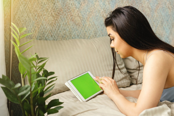 手机后面有个绿屏的女孩图片下载