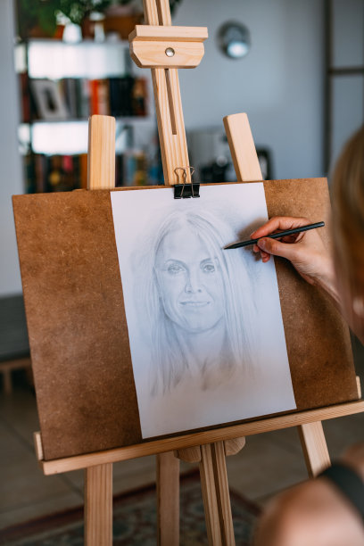 画家画女子自画像图片下载