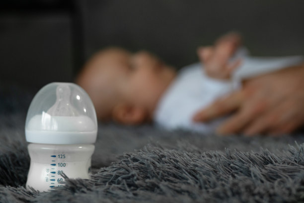 一瓶婴儿食品，背景是可爱的小婴儿。选择焦点，复制空间。照顾孩子图片下载