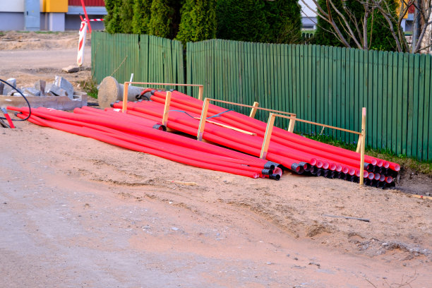 为安装电网而准备的塑料波纹。在城市街道或公园里铺设电缆。新建街道交通图片下载