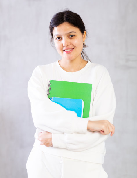 积极的年轻女大学生拿着笔记本图片下载