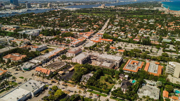 2023年春假期间，俯瞰佛罗里达州棕榈滩充满活力的海滩的海滨住宅鸟瞰图图片下载