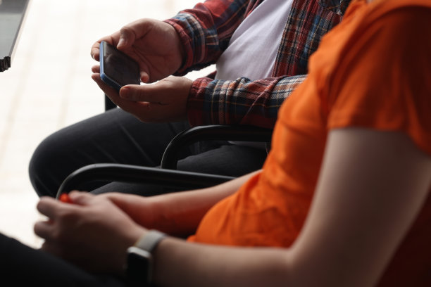 男子在咖啡馆使用智能手机图片下载