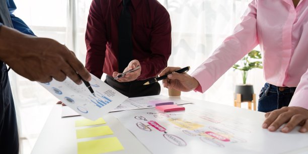 业务顾问会在会议室分析和讨论财务报告的情况。投资顾问、财务顾问和会计概念。图片下载