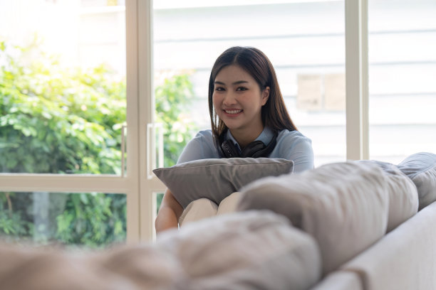 漂亮轻松的女人快乐地躺在客厅的沙发上图片下载