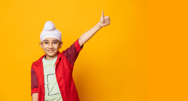 快乐的印度锡克教孩子竖起大拇指图片下载