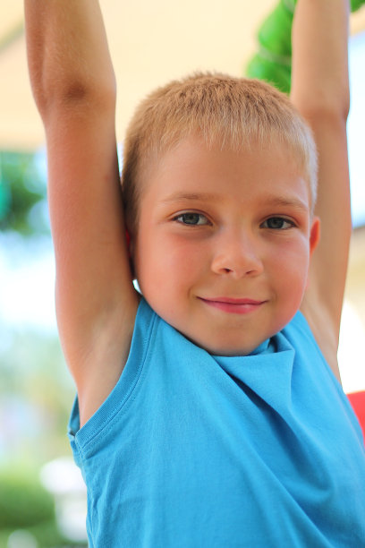 一个孩子在单杠上的画像图片下载