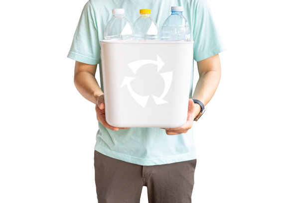 男人拿着垃圾桶装着水瓶，可回收垃圾可回收塑料垃圾。环境的概念图片下载