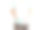 男人拿着垃圾桶装着水瓶，可回收垃圾可回收塑料垃圾。环境的概念图片下载