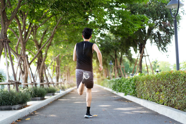 一个人在户外锻炼。图片下载