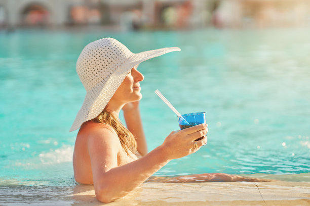 一个女人在泳池里的特写照片图片下载