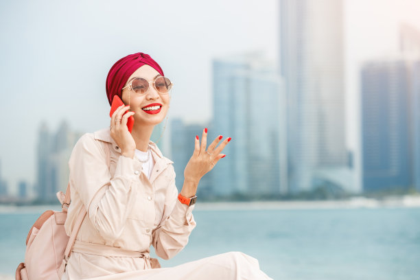 专注交谈的女人图片下载