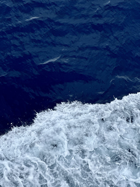 海水和波浪浮出水面图片下载