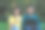 年轻的印度夫妇在公园展示笔记本电脑屏幕。图片下载