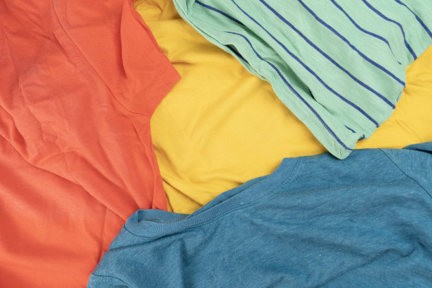 一堆混脏的彩色衣服准备洗，房子清洁和家务的背景概念图片下载