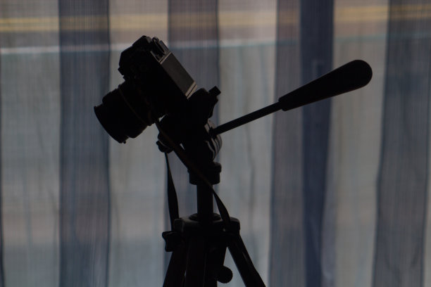 三脚架上的老式模拟相机剪影图片下载
