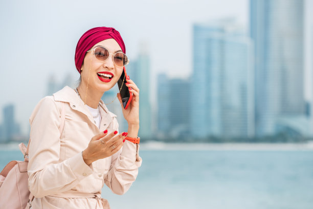 专注交谈的女人图片下载