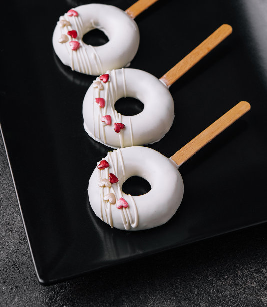 黑色盘子里的棒棒糖慕斯图片下载