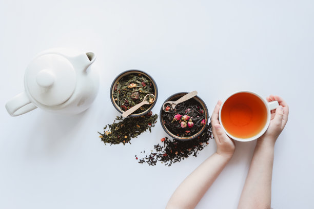 手中一杯白底茶，茶点时光图片下载