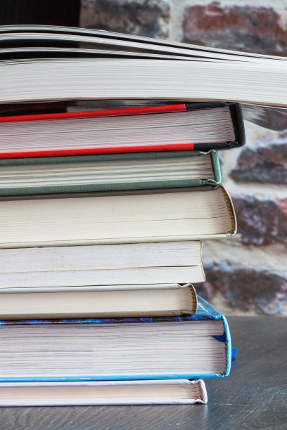 在一堆书上打开一本书图片下载