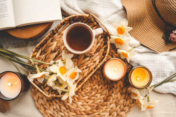 一杯热茶和春天的家室内。早上好概念图片下载