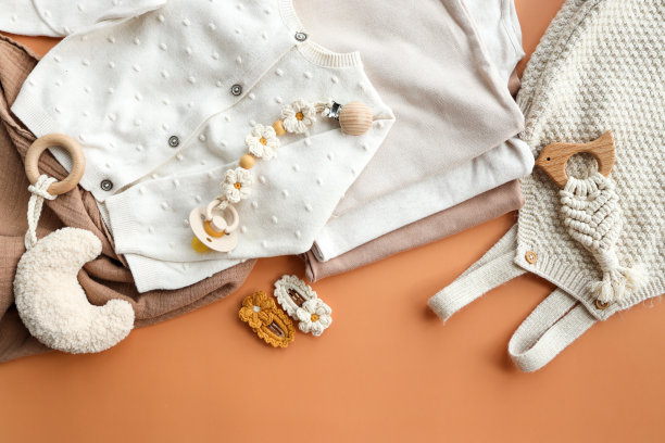 一套时尚的东西为新生儿顶视图，平躺图片下载