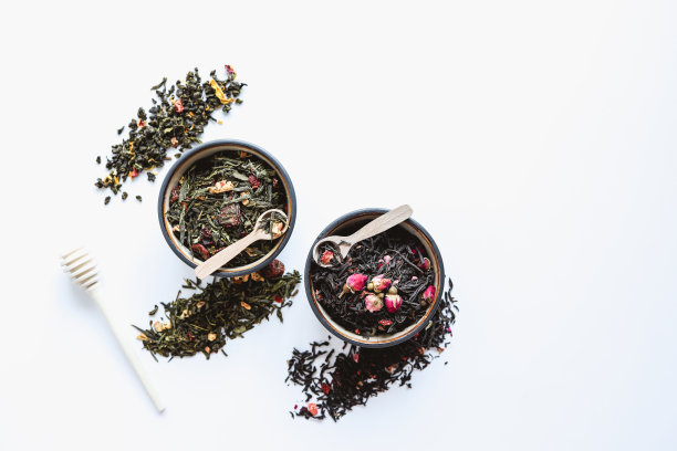 白色背景的草药和花茶盘子图片下载