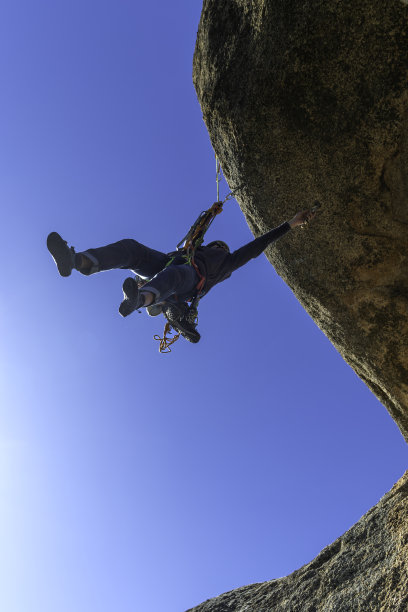 悬挂在花岗岩上的年轻人。攀岩。极限运动概念图片下载