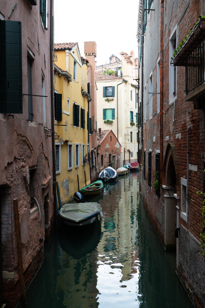 威尼斯大运河上的一艘船的照片图片下载