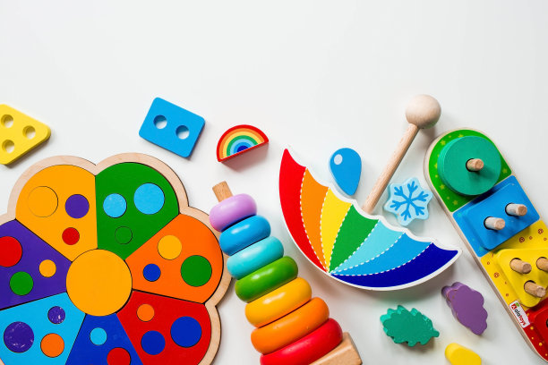 儿童木制玩具。分类器在一个白色孤立的背景。儿童逻辑教育玩具。蒙特梭利儿童发展游戏。图片下载