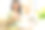 亚洲女孩在存钱罐里存钱的肖像图片下载