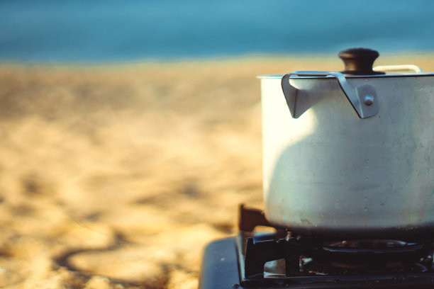 煤气炉上的锅在沙子上图片下载