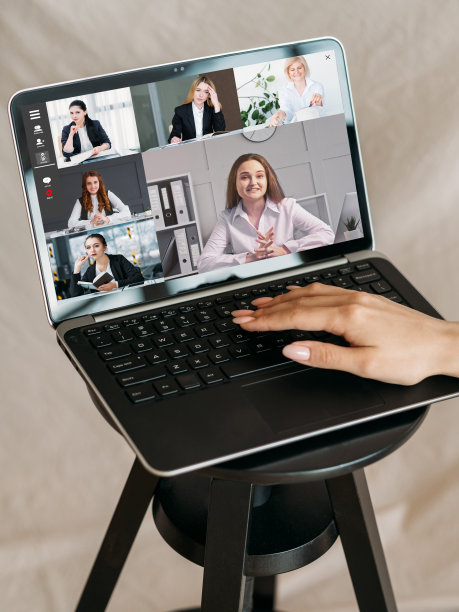 网络会议女性商务团队笔记本电脑屏幕图片下载