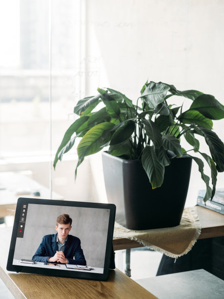 在线会议视频聊天商务男士平板电脑图片下载