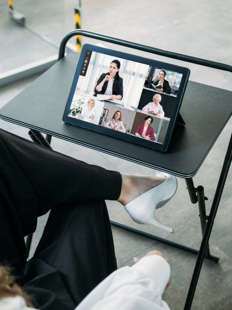 网络会议女性领导商业团队平板电脑图片下载