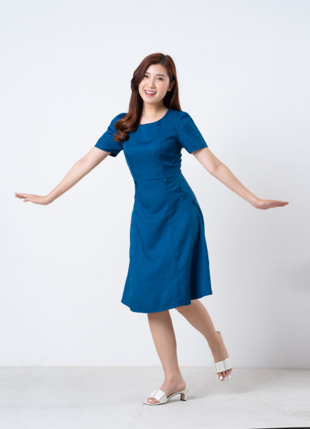 白色背景上穿蓝色裙子的亚洲女孩肖像图片下载