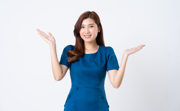 白色背景上穿蓝色裙子的亚洲女孩肖像图片下载