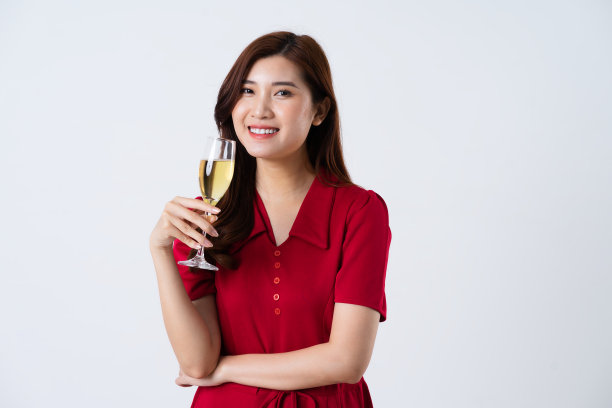 一位美丽迷人的女士在白底上穿着红裙子的肖像图片下载