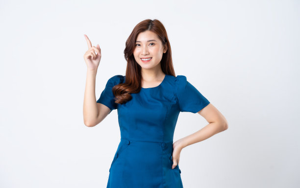 白色背景上穿蓝色裙子的亚洲女孩肖像图片下载