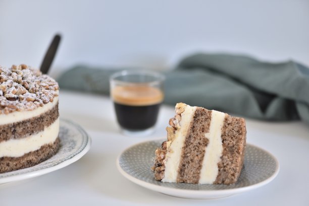 自制的美味咖啡核桃蛋糕图片下载