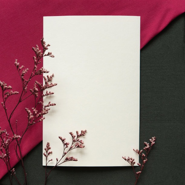 空白贺卡，邀请和信封模型。由干花和树枝制成的最小花框。平躺，俯视图。母亲节快乐，妇女节快乐，生日快乐，结婚快乐。图片下载